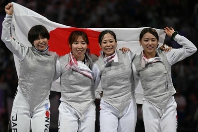 日本が銅メダル パリ五輪フェンシング女子フルーレ団体