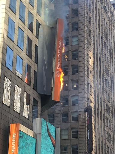 NYタイムズスクエアの電子看板から出火、けが人や建物被害はなし 米国