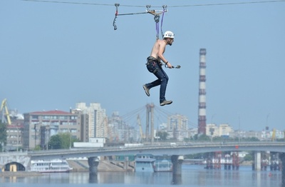 スリル満点！背中でつり下げられて川を横断 ウクライナ