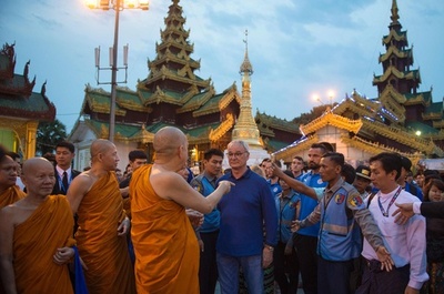 アジア巡歴のレスター、今度はミャンマーを訪問