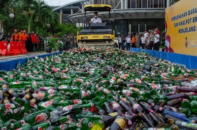 断食月前に酒瓶粉砕 インドネシア