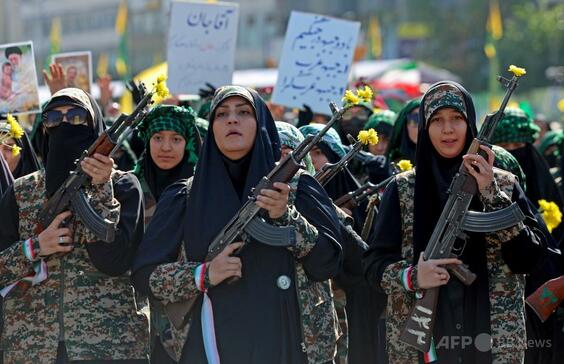 銃や剣を手にしたイラン国民、抵抗の意思示す「命ささげる覚悟」