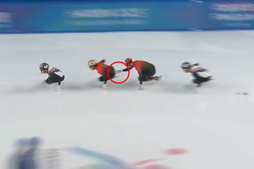 8日、冬季アジア大会ショートトラック男子500m決勝で、パク・ジウォン（左端）の後ろを走る林孝俊の臀部を押し上げる孫龍＝SPOTV NOW中継画面キャプチャー(c)MONEYTODAY