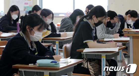 9日午前、大田の高校で修能模擬評価を受ける高校生(c)news1