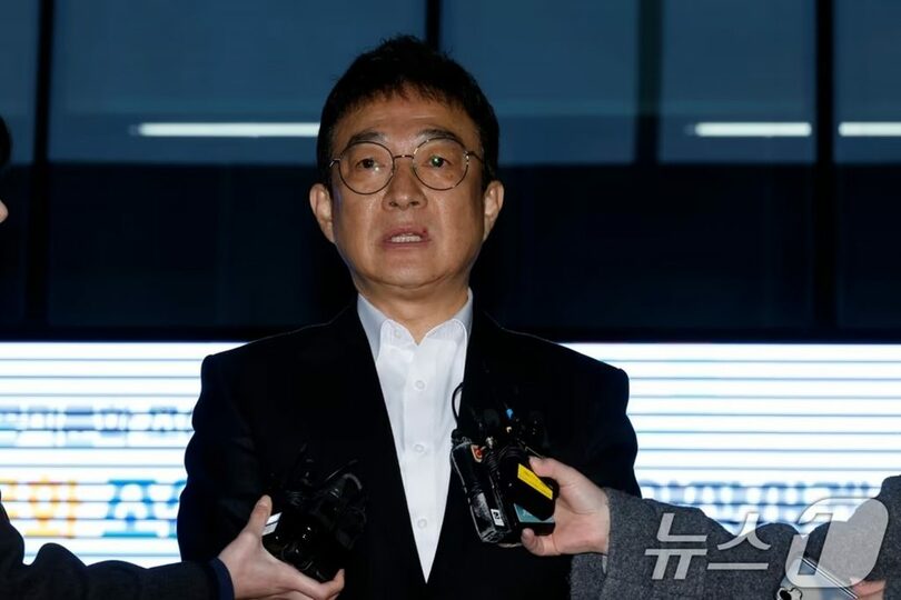 10日、ソウル江南警察署で取り調べを受けた後、記者団の質問に答えるイ・ジェリョン(c)news1