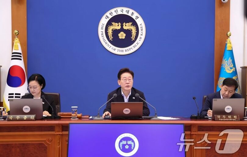 21日、青瓦台で開かれた国務会議（閣議）で発言するイ・ジェミョン（李在明）大統領(c)news1