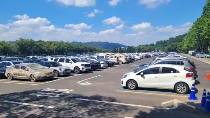 京畿道果川市のソウル大公園駐車場。多数の車両が集められている(c)MONEYTODAY