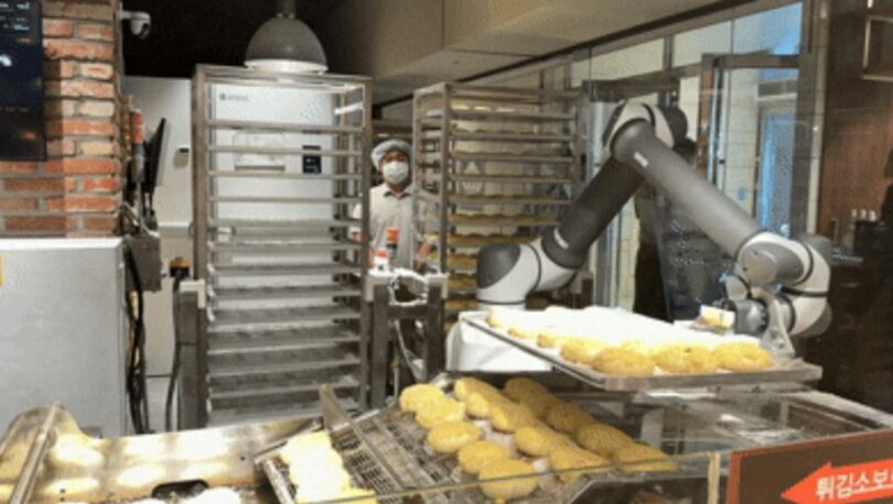 大田ロッテ百貨店の聖心堂で作業する人工知能（AI）ロボット(c)NEWSIS