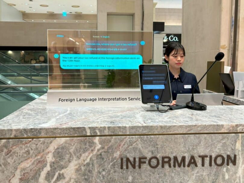 新世界百貨店本店に設置された「Chat Translation Enterprise」＝Flitto(c)KOREA WAVE