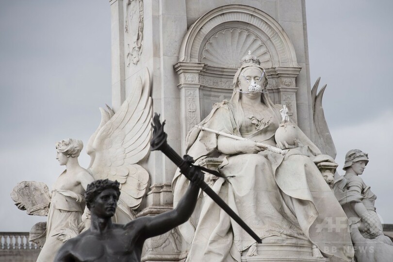 ロンドン著名人像にガスマスク 環境団体、大気汚染問題を喚起