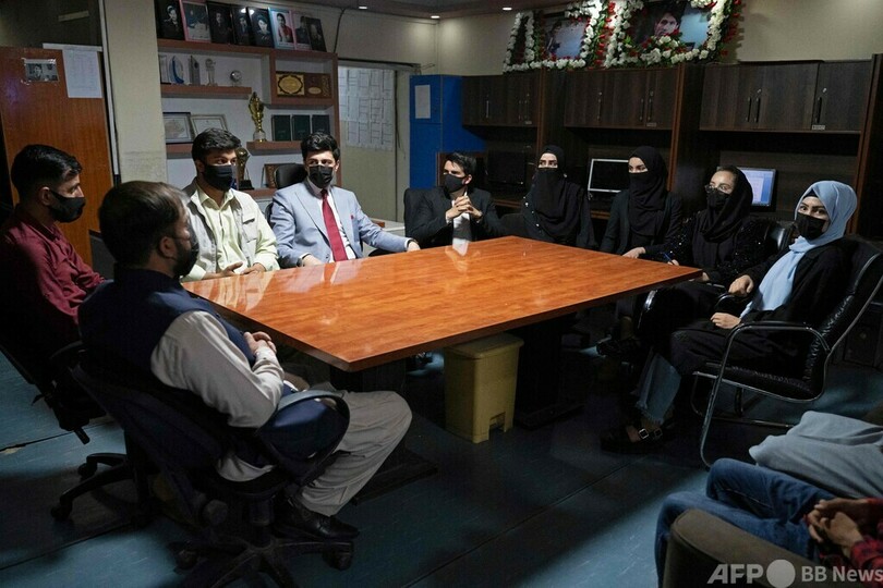 女性キャスターの顔覆うよう命じたタリバンに抗議、男性司会者がマスク着用