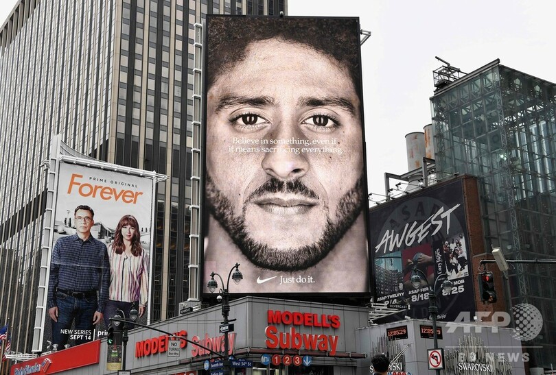 NFLの膝つき抗議は新シーズンも継続、トランプ氏は視聴率低下をやゆ