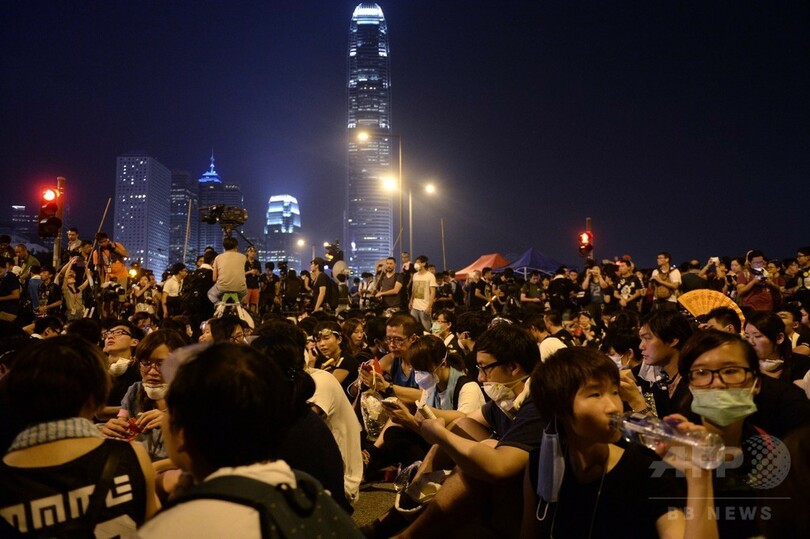 香港行政長官、デモ隊との対話方針示す 辞任は拒否