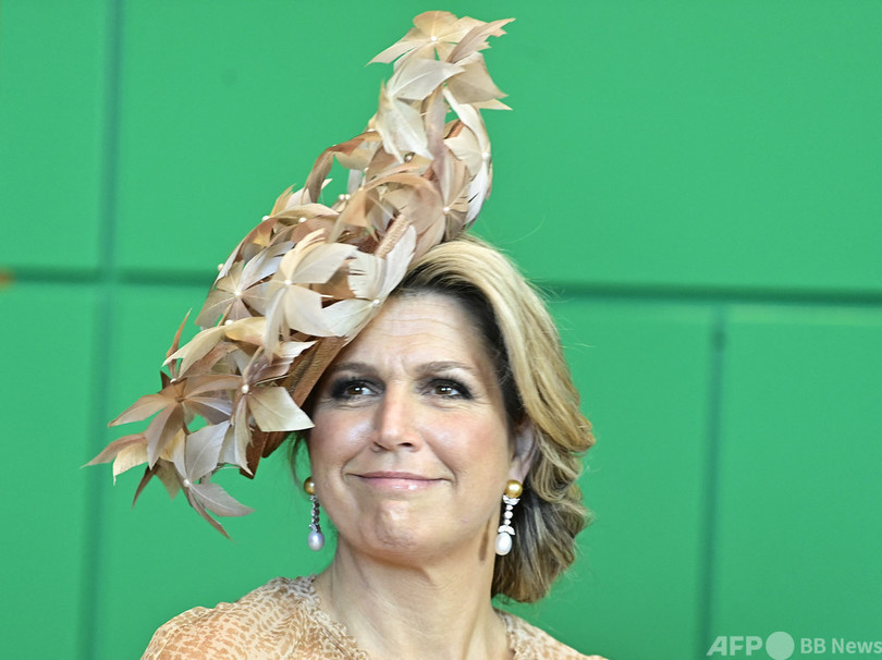 ドイツを公式訪問のオランダ王妃、華麗な帽子姿