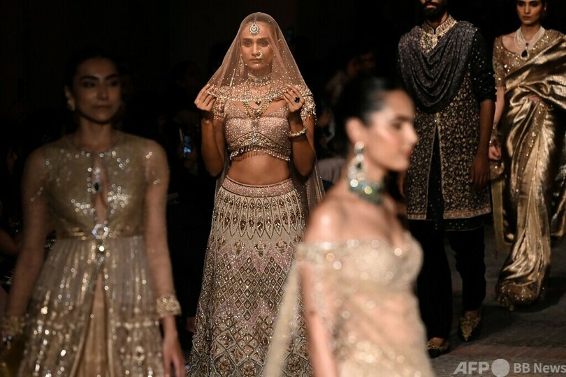 ファッションショー「インド・クチュール・ウィーク」、タルン・タヒリアニ氏の新作