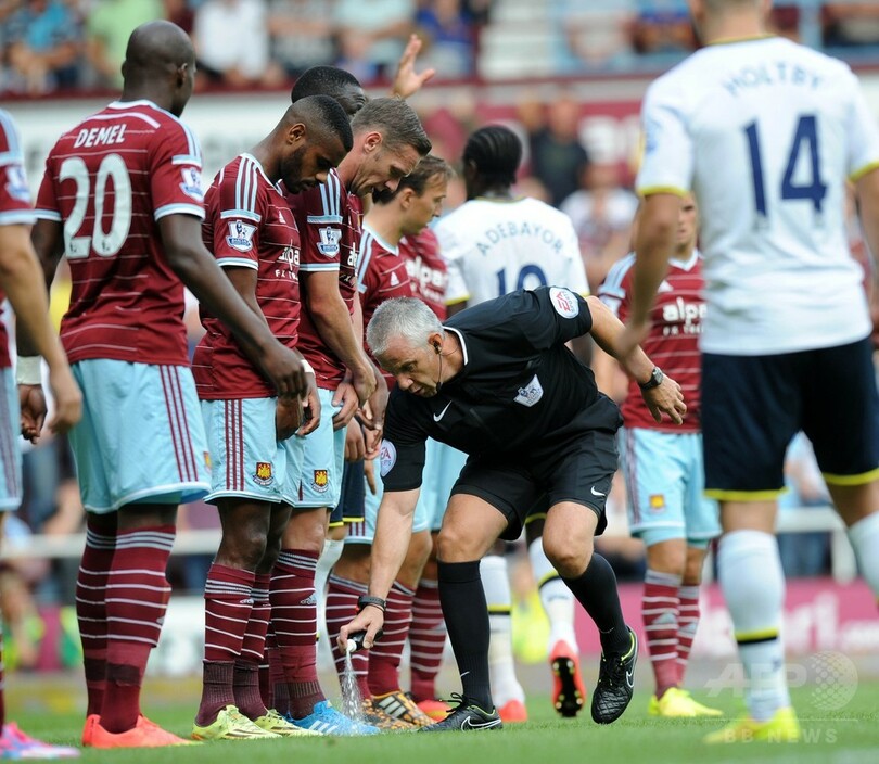 プレミアリーグ開幕！ロンドンダービーでファンがFKに乱入