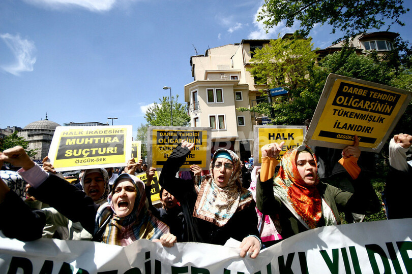 軍と与党が対立、国内に緊張走る - トルコ