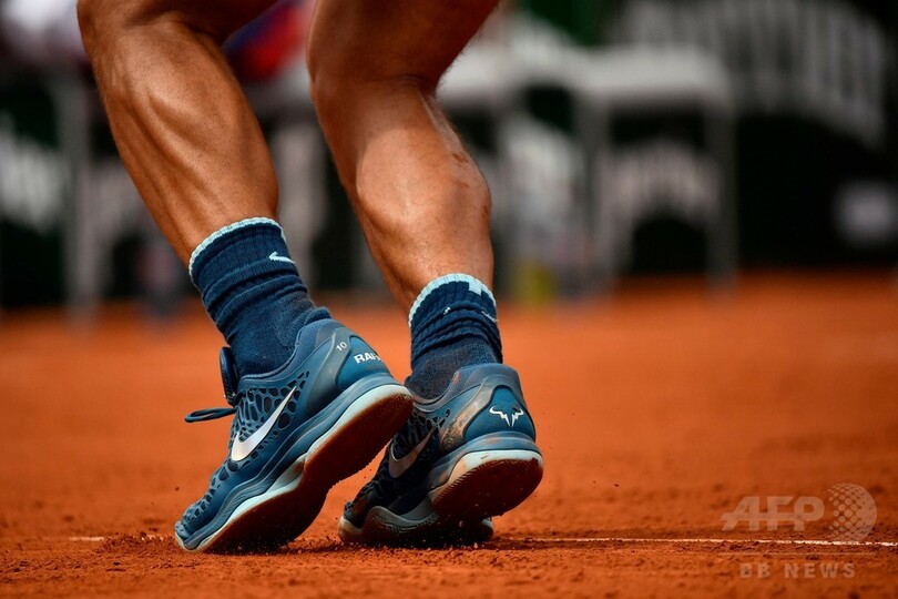 ナダル、「滑りすぎる」全仏のコートに不満 やや苦戦も2回戦へ