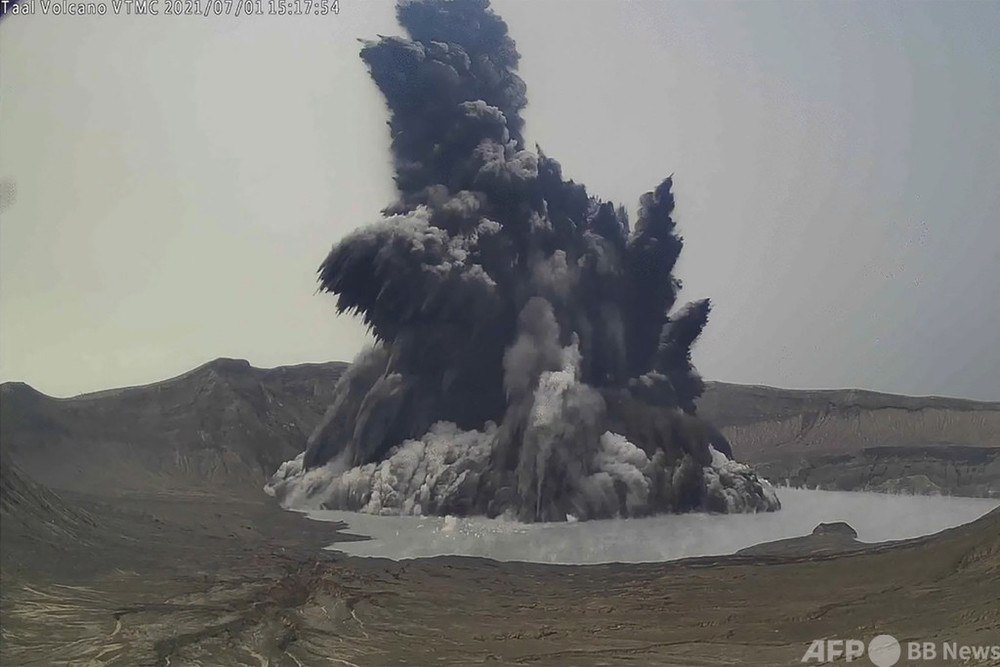 フィリピンで火山噴火、有害ガス発生 2000人超が避難