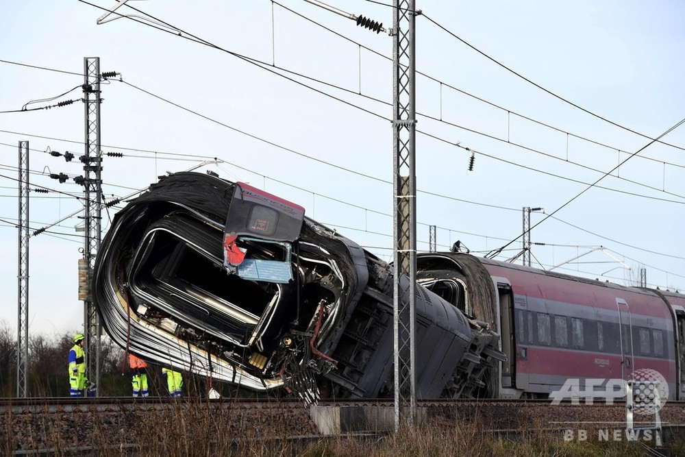 伊ミラノ近郊で高速列車脱線 2人死亡 約30人負傷 写真16枚 国際ニュース Afpbb News