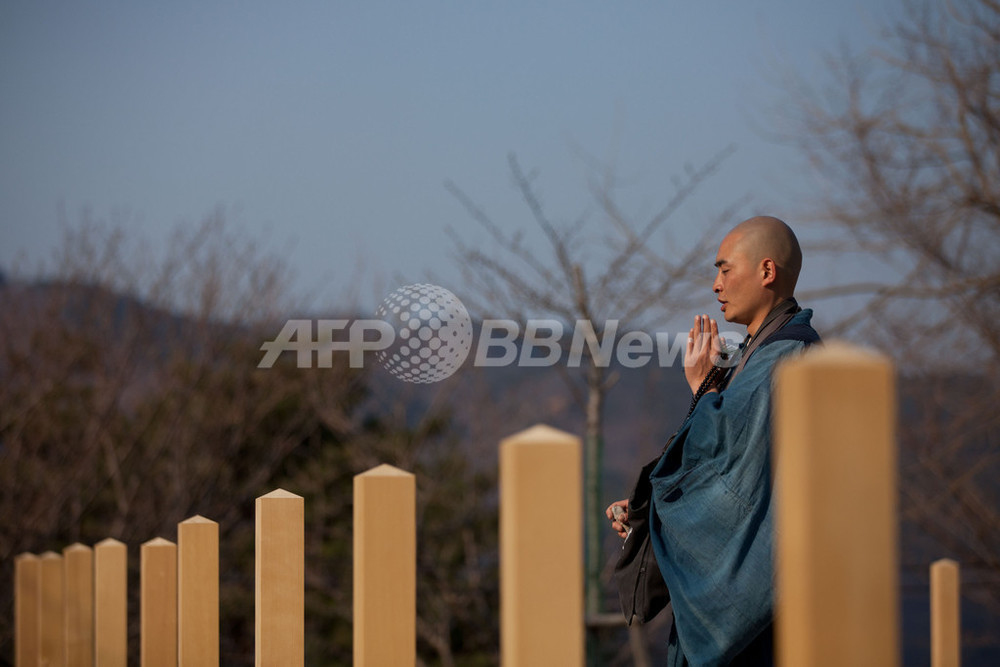 被災地で祈りを捧げる僧侶たち 写真14枚 国際ニュース：AFPBB News