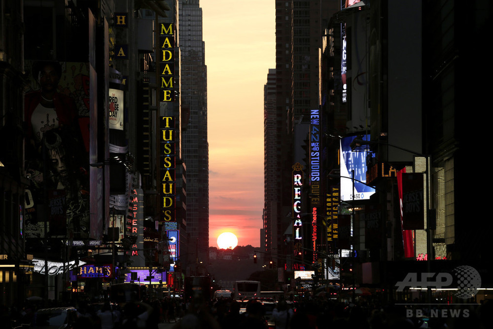夏のニューヨーク名物「マンハッタンヘンジ」に歩行者殺到 写真7枚 国際ニュース：AFPBB News