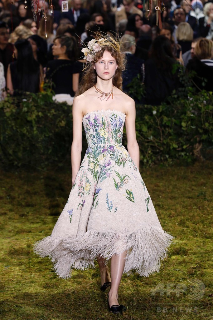 キウリによる初の「ディオール」オートクチュール、ファッション界から称賛