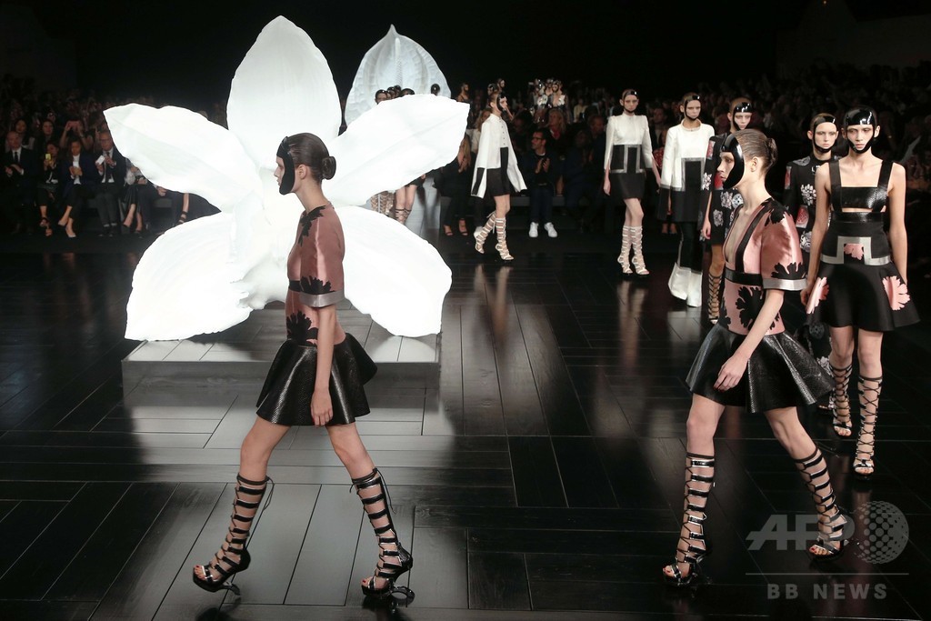 アンティークの着物をモチーフに、「アレキサンダー・マックイーン」15年春夏 