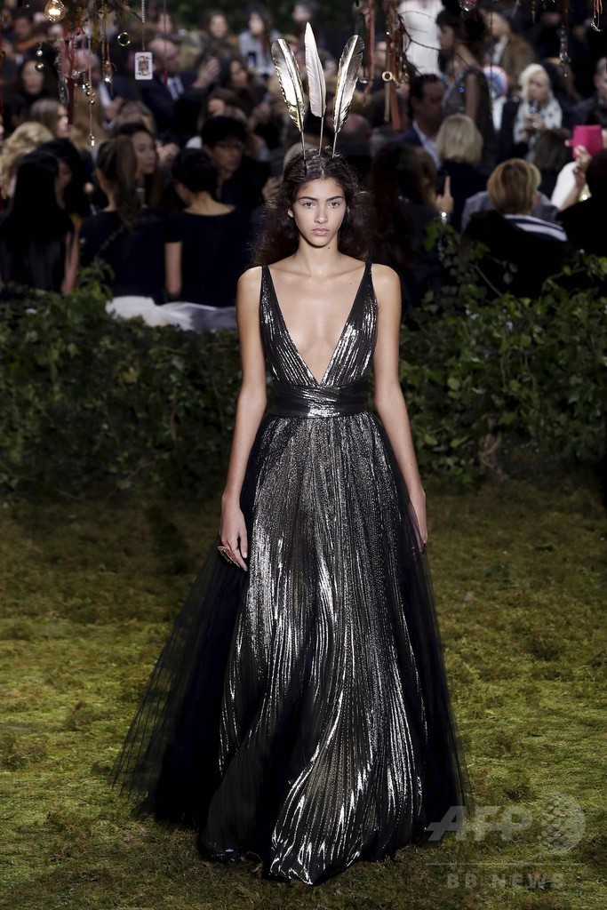 キウリによる初の「ディオール」オートクチュール、ファッション界から称賛