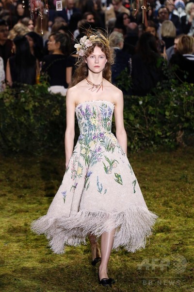 キウリによる初の「ディオール」オートクチュール、ファッション界から称賛