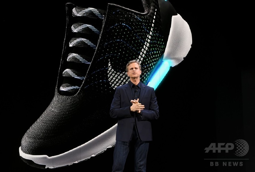 ナイキ、自動で靴ひも結ぶシューズ発表 他にも革新的製品ずらり
