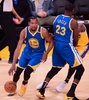 16-17NBA、ロサンゼルス・レイカーズ対ゴールデンステイト・ウォリアーズ。ドレイモンド・グリーンを利用してロサンゼルス・レイカーズのマークを外すゴールデンステイト・ウォリアーズのケビン・デュラント（2016年11月4日撮影）。(c)AFP/Frederic J. BROWN