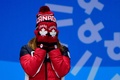 平昌冬季五輪のスピードスケート・ショートトラック女子500メートルで銅メダルを獲得し、メダル授与式に臨むキム・ブタン（2018年2月14日撮影）。(c)AFP PHOTO/Martin BUREAU