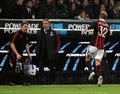 イタリア・ミラノ（Milan）のサン・シーロ・スタジアム（San Siro Stadium）で行われた09-10イタリア・セリエA第28節のキエーボ・ベローナ戦で、足首を負傷し退場するACミラン（AC Milan）のデビッド・ベッカム（David Beckham）。（2010年3月14日撮影）(c)AFP/FABRIZIO FORTE