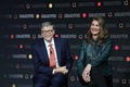 米マイクロソフト創業者のビル・ゲイツ氏（左）と妻のメリンダ・ゲイツ氏（2018年9月26日撮影）。(c)Ludovic MARIN / AFP