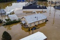 川の氾濫で水没した住宅地。米ケンタッキー州ジャクソンで（2022年7月28日撮影）。(c)LEANDRO LOZADA / AFP