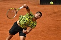 テニス、マドリード・オープン、男子シングルス2回戦。サーブを打つカルロス・アルカラス（2023年4月28日撮影）。(c)JAVIER SORIANO / AFP