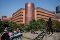 香港理工大学前の封鎖された道路の近くに集まったデモ参加者ら（2019年11月15日撮影）。(c)ISAAC LAWRENCE / AFP