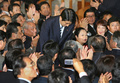 自民党本部で総裁に選出され、おじぎをする安倍晋三氏（中央、2006年9月20日撮影）。(c)KAZUHIRO NOGI / AFP