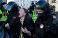 ロシア・モスクワ中心部で、拘束されるウクライナ侵攻に抗議するデモの参加者（2022年3月13日撮影）。(c)AFP