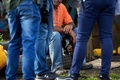 パナマ国境警察に身柄を拘束された、不法移民支援グループのメンバー（中央、2024年8月7日撮影）。(c)ARNULFO FRANCO / AFP