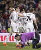 サッカースペイン国王杯（Copa del Rey 2013-14）5回戦、レアル・マドリード（Real Madrid）対オサスナ（CA Osasuna）第1戦。得点を決め、チームメートと喜び合うレアル・マドリードのヘセ・ロドリゲス（Jese Rodriguez、奥、2014年1月9日撮影）。(c)AFP/DANI POZO