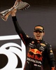 21F1第22戦アブダビGP決勝。表彰式で年間優勝を喜ぶレッドブルのマックス・フェルスタッペン（2021年12月12日撮影）。(c)KAMRAN JEBREILI / various sources/ AFP