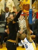 15-16NBAファイナル第7戦、ゴールデンステイト・ウォリアーズ対クリーブランド・キャバリアーズ。ゴールデンステイト・ウォリアーズのアンドレ・イグダーラ（下）のシュートをブロックするクリーブランド・キャバリアーズのレブロン・ジェームズ（2016年6月19日撮影）。(c)AFP/Beck Diefenbach