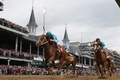 米国競馬のG1レース、第149回ケンタッキーダービー。トップでゴールするハビエル・カステリャーノ騎手騎乗のメイジ（左、2023年5月6日撮影）。(c)Michael Reaves/Getty Images/ AFP