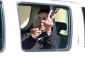 キプロス・ラルナカで、警察車両で裁判所を出る際、記者団にVサインをするセイフ・アルディン・モハメド・ムスタファ容疑者（2016年3月30日撮影）。(c)AFP/GEORGE MICHAEL