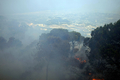 レバノンの首都ベイルート（Beirut）東部郊外アレー（Aley）の山火事で、松林から上がる炎と煙（2008年7月22日撮影）。(c)AFP/RAMZI HAIDAR