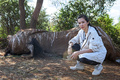 死んだゾウの前に座るリー・ビンビン（Li Bingbing）さん（2013年5月8日撮影）。(c)AFP/Georgina Goodwin