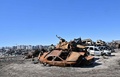 ウクライナ・ブチャに残された、ロシア軍による侵攻で破壊された車の山（2023年3月30日撮影）。(c)Sergei SUPINSKY / AFP