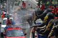 タイでは旧暦の元旦にあたる13日を前後し、旧正月の水かけ祭り「ソンクラーン（Songkran）」が行われている。写真はアユタヤ（Ayutthaya）県で11日に行われたソンクラーンで、子どもたちに水をかけるゾウ（2011年4月11日撮影）。(c)AFP/PORNCHAI KITTIWONGSAKUL